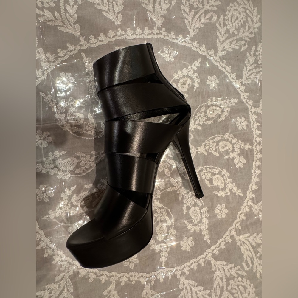 ❤️ NWT VERA WANG Stunning Black Strappy Heels. Size:38.5